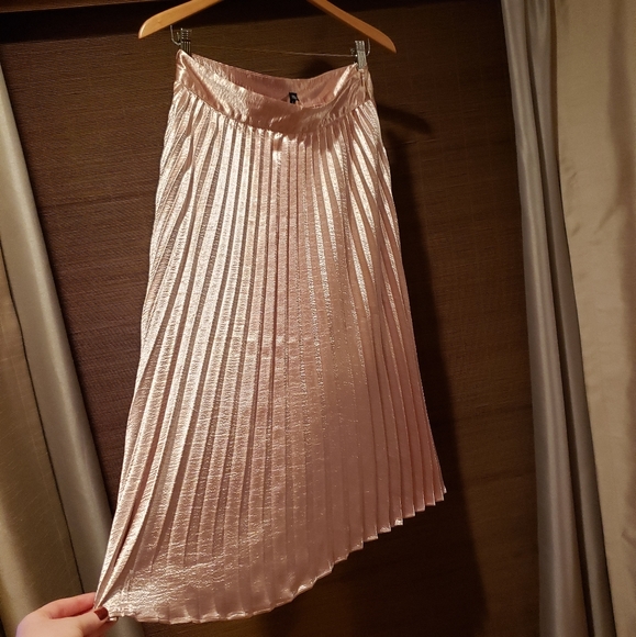 Pleated skirt - Picture 1 of 3